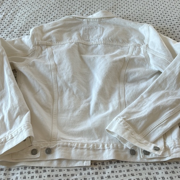 Levi’s white denim jacket, button front, 4 pockets , size M. NWT - Picture 3 of 5
